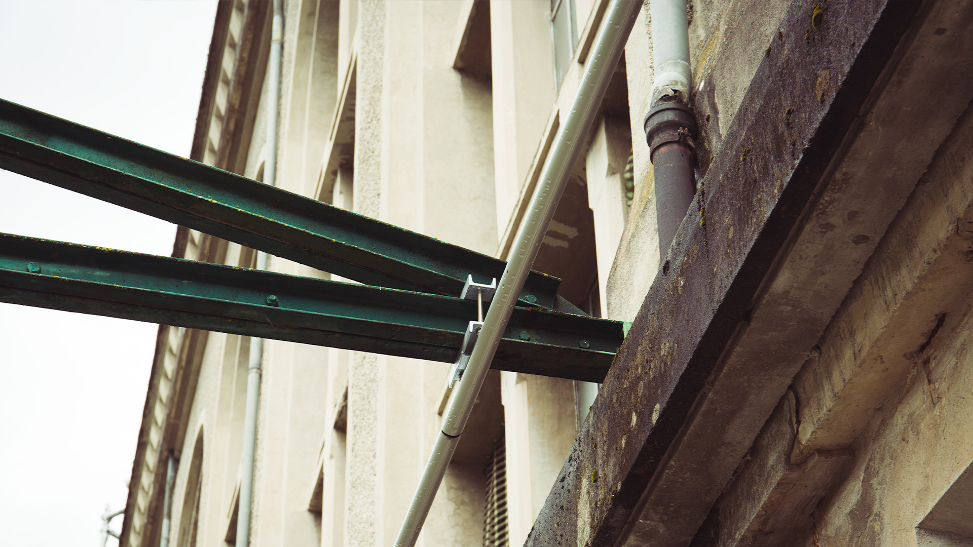Monorail overhead securing access on site