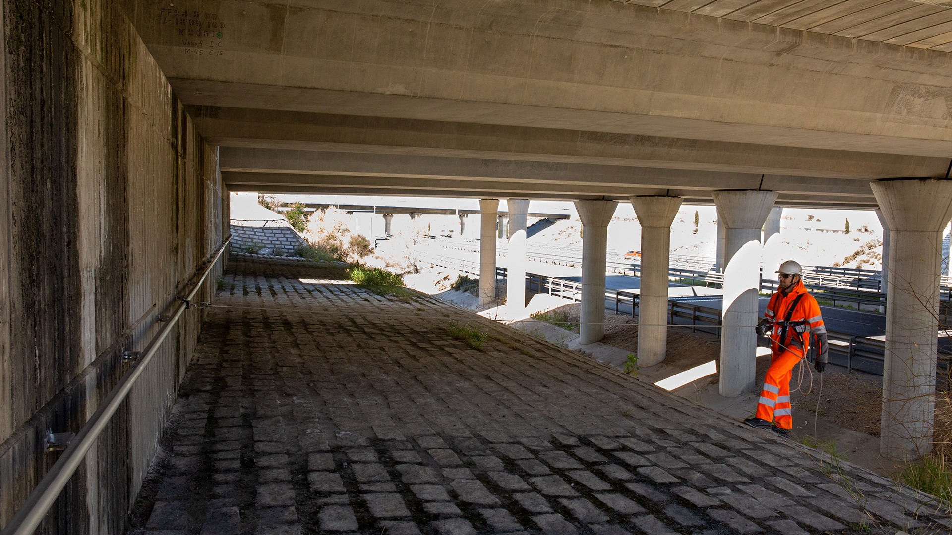 Fall arrest rail restraint highway cleaning