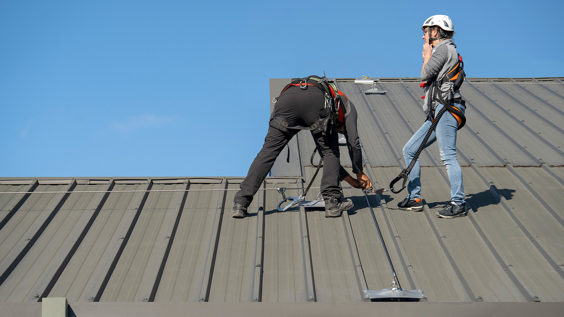 Securing a roof with a Securope cable lifeline