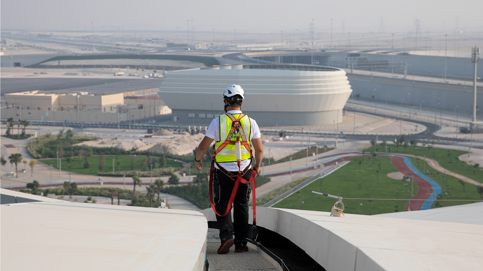 Set van veiligheidsuitrusting op een architectonisch stadion in Qatar