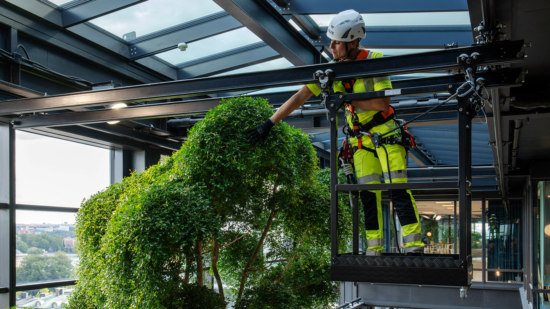 Discreet elements for glass walls maintenance