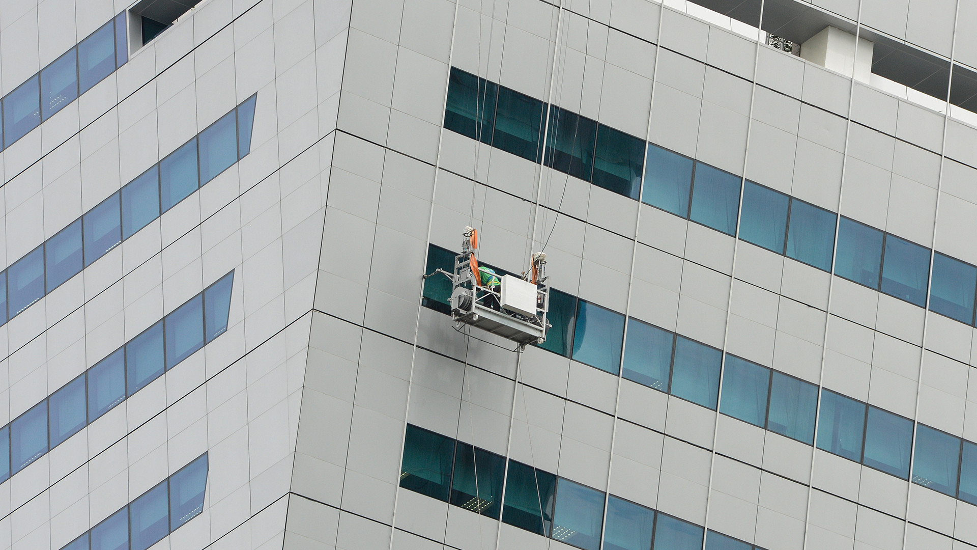 Gevelonderhoud van de Globe tower