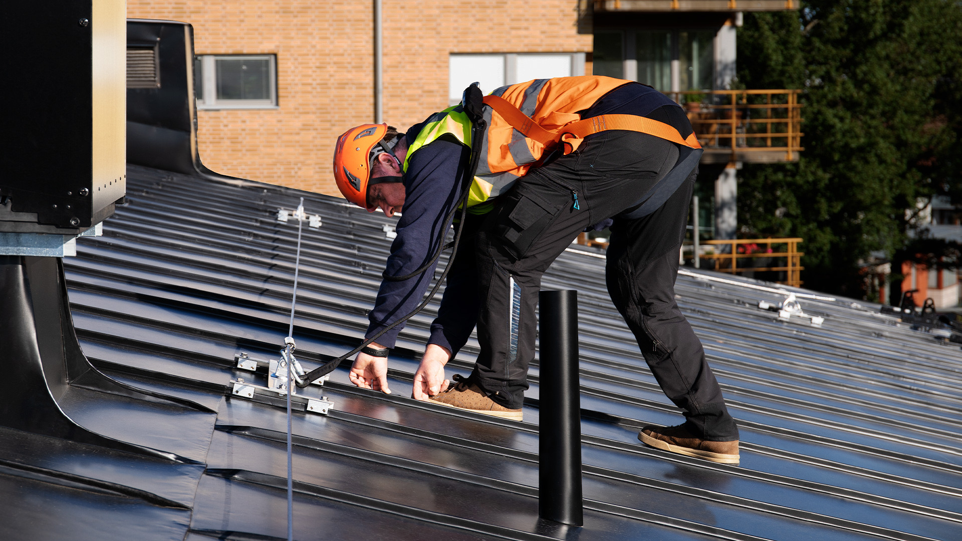 Roof maintenance with a cable lifeline