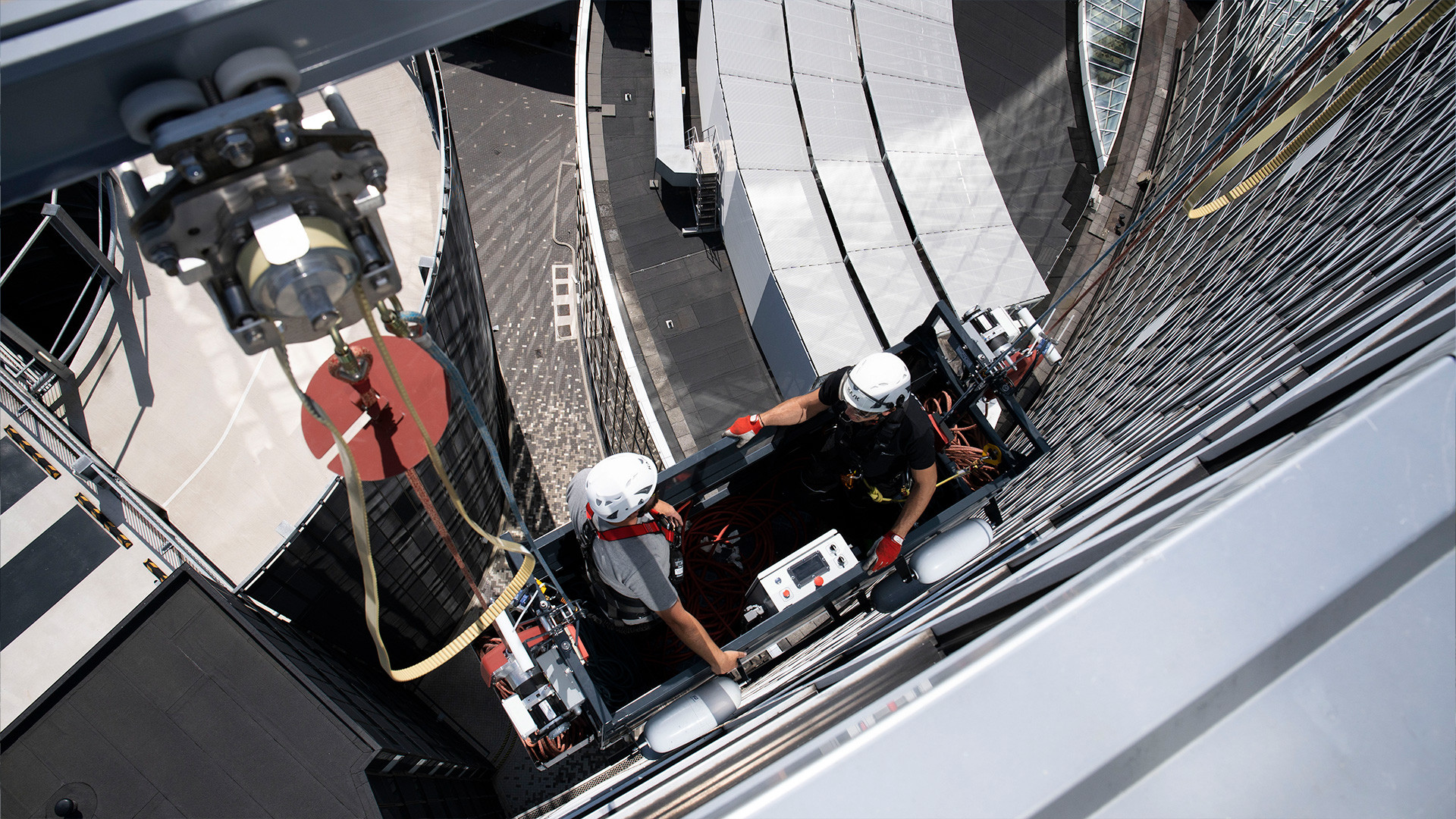 RopeClimber gondel op een architectonisch gebouw