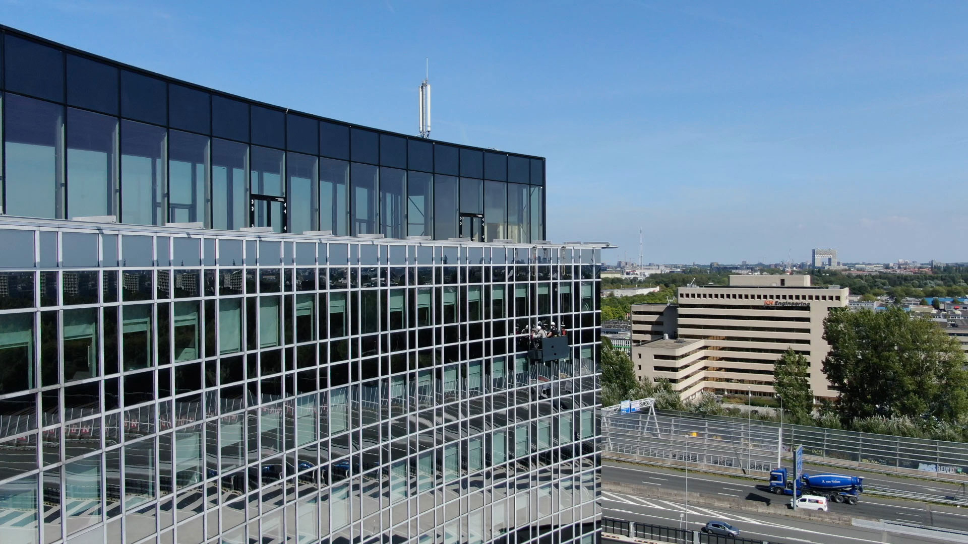 RopeClimber gondel op een architectonisch gebouw