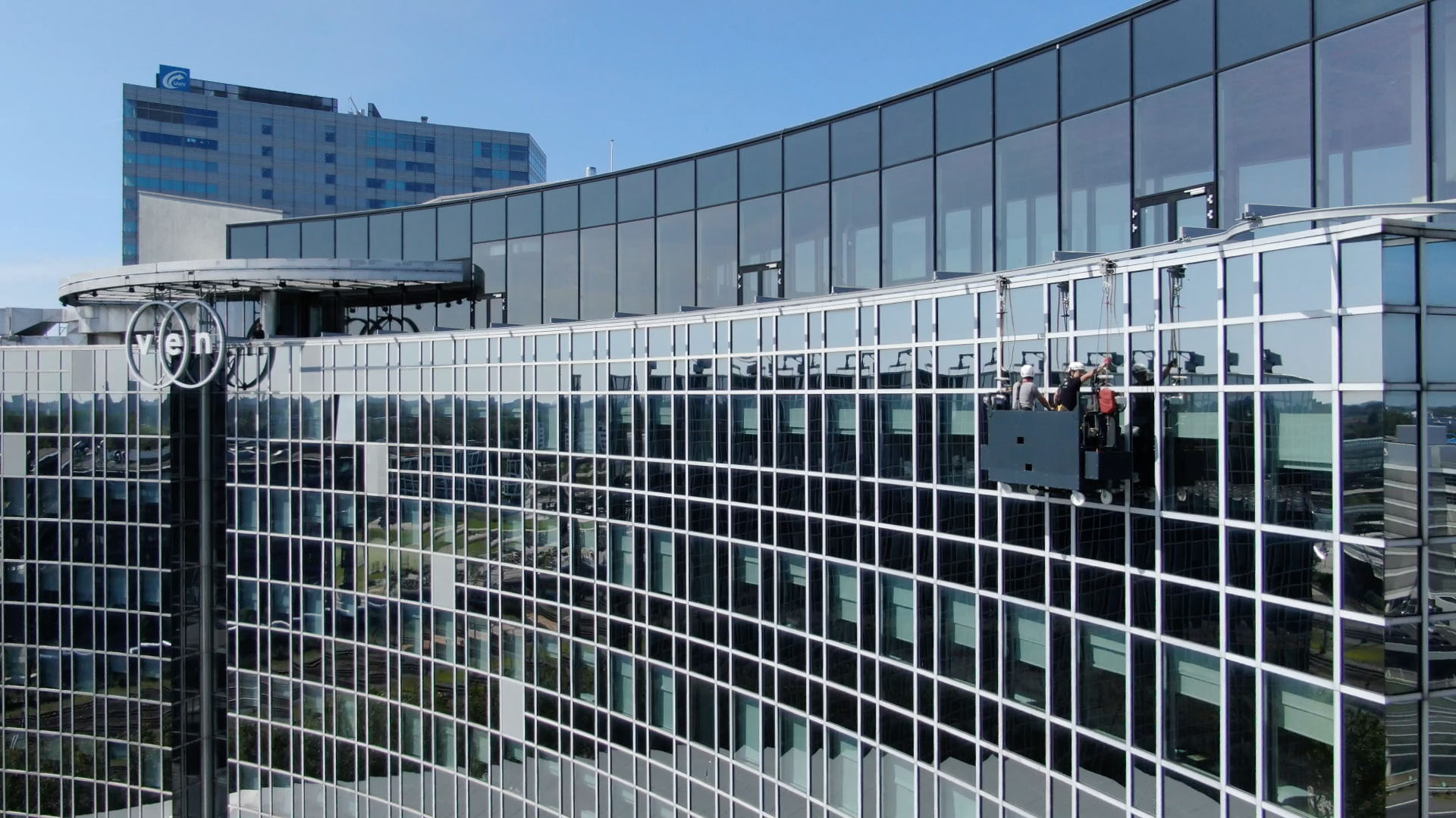 RopeClimber gondel op een architectonisch gebouw