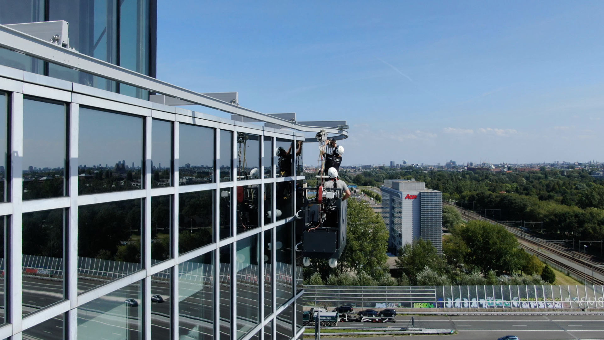 RopeClimber gondel op een architectonisch gebouw