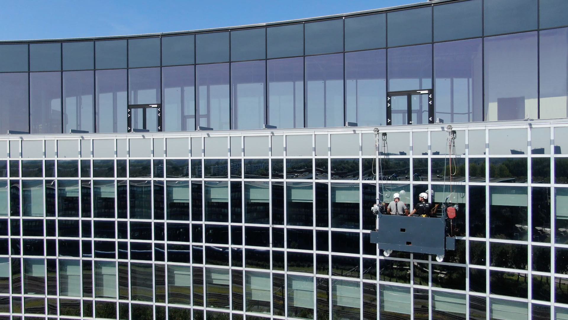 RopeClimber gondel op een architectonisch gebouw