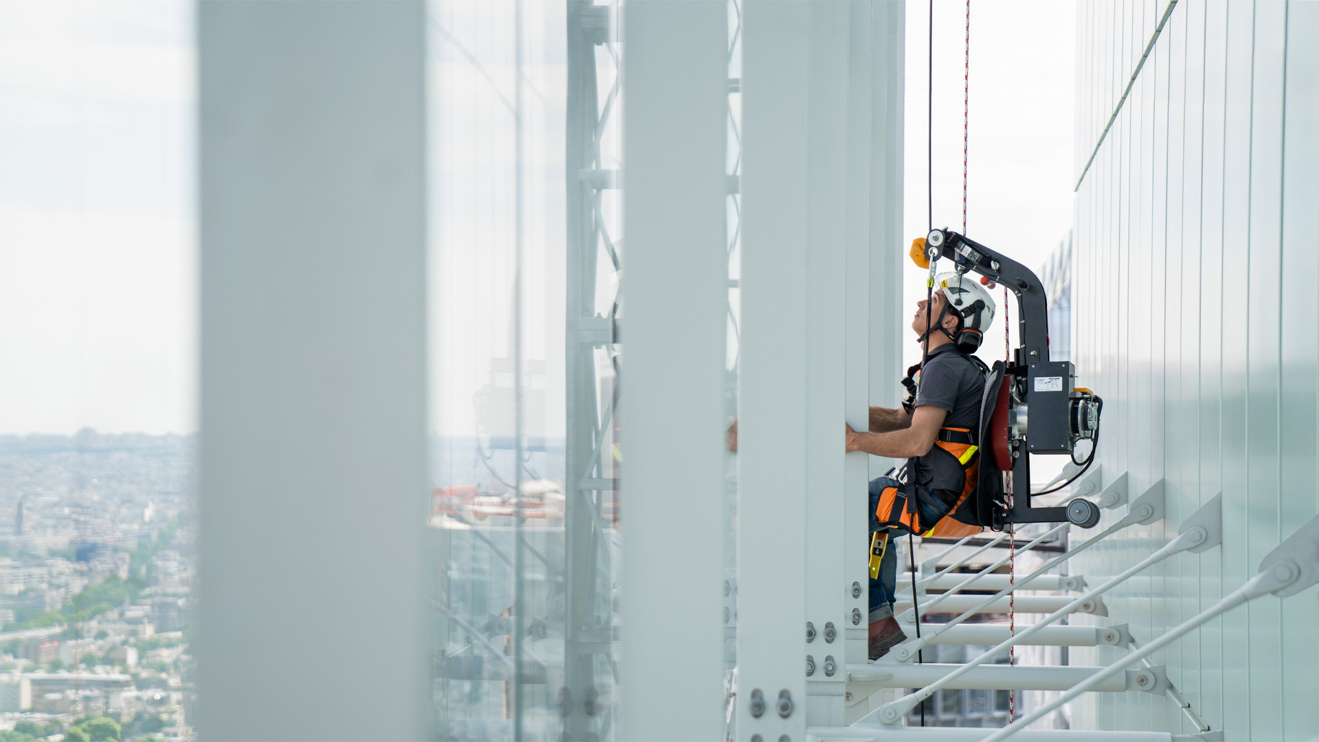 RopeClimber takel voor het reinigen van glazen gevel