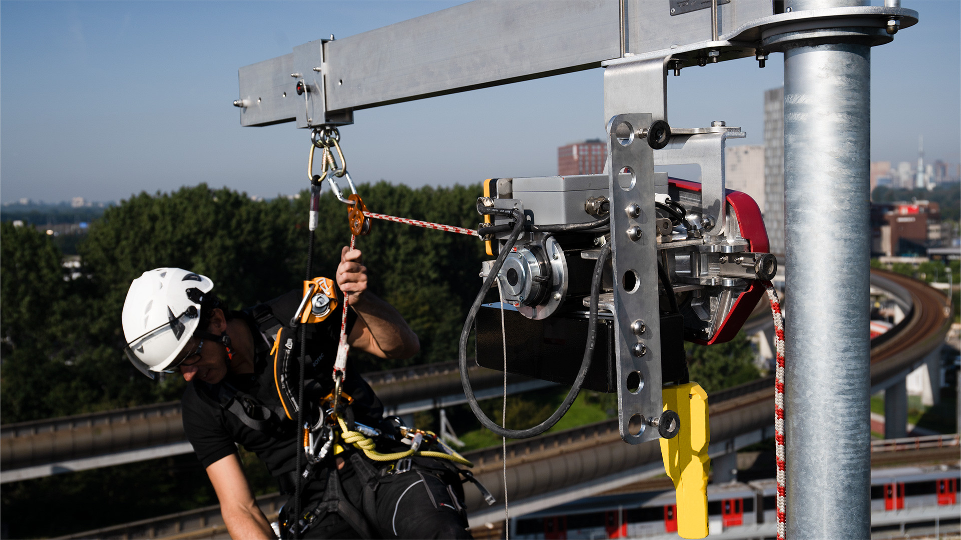 RopeClimber takel met davitarm op hotel