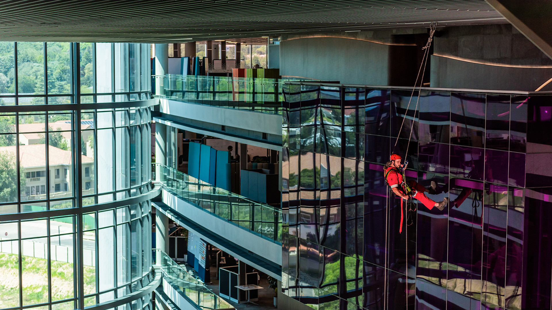 SafeAccess monorail for abseiling works in a mall