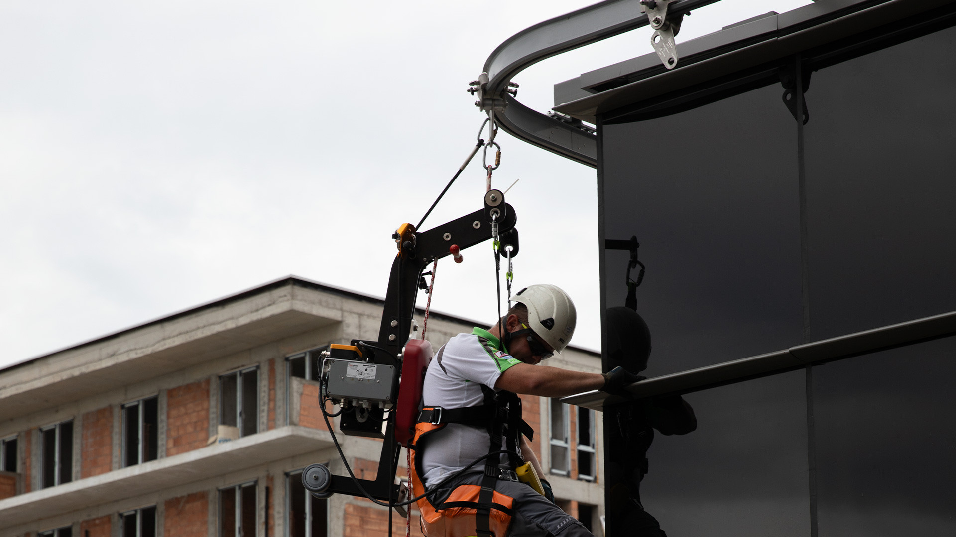 SafeAccess and RopeClimber for facade maintenance