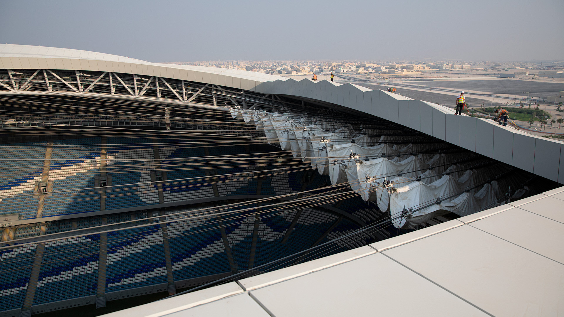 Set van veiligheidsuitrusting op een architectonisch stadion in Qatar