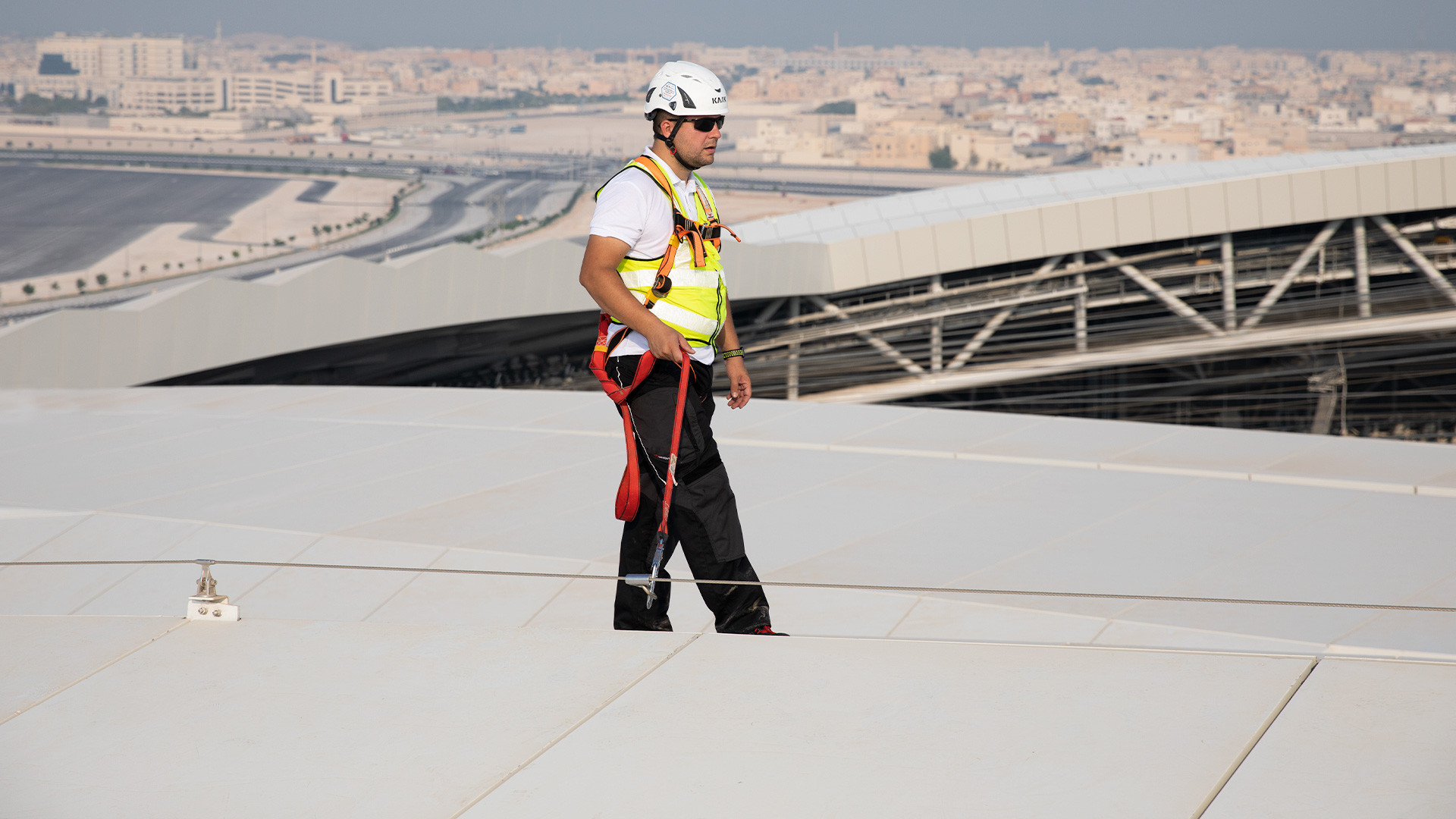 Set van veiligheidsuitrusting op een architectonisch stadion in Qatar