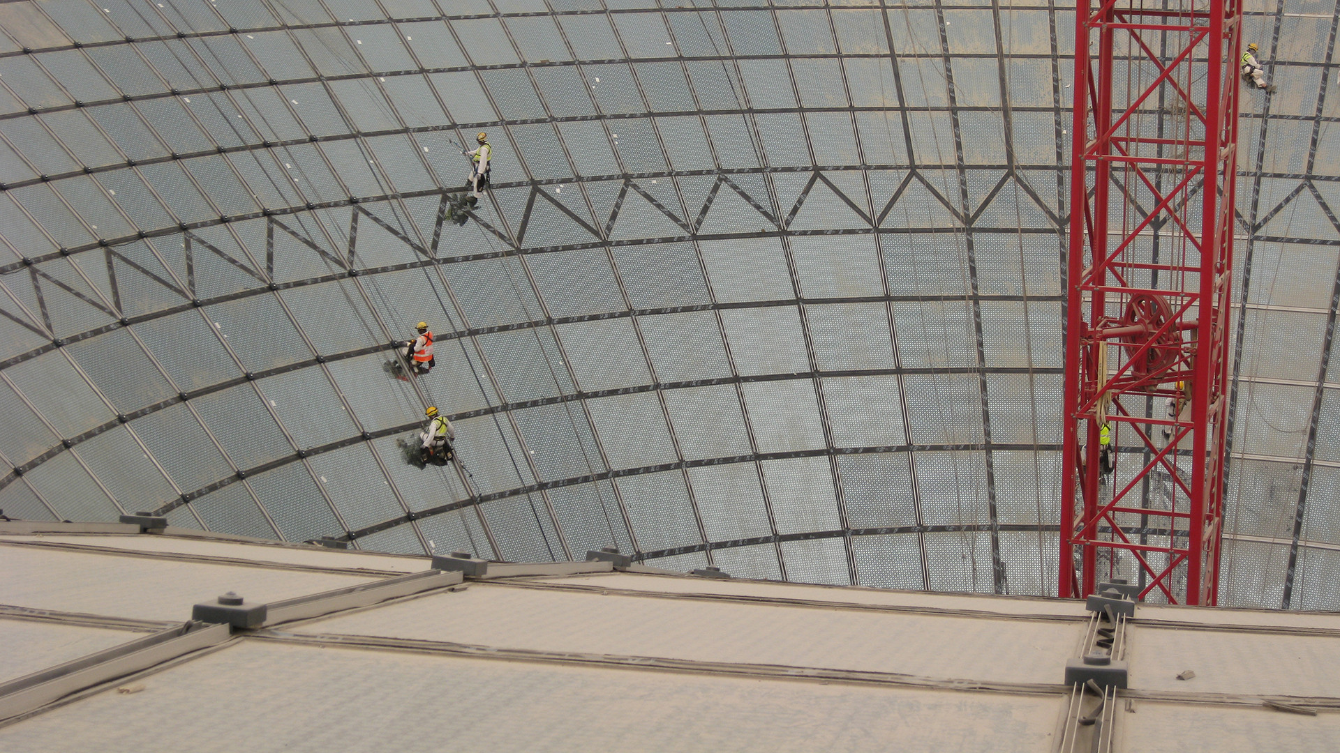 Glazenwassers op complexe gebouwen