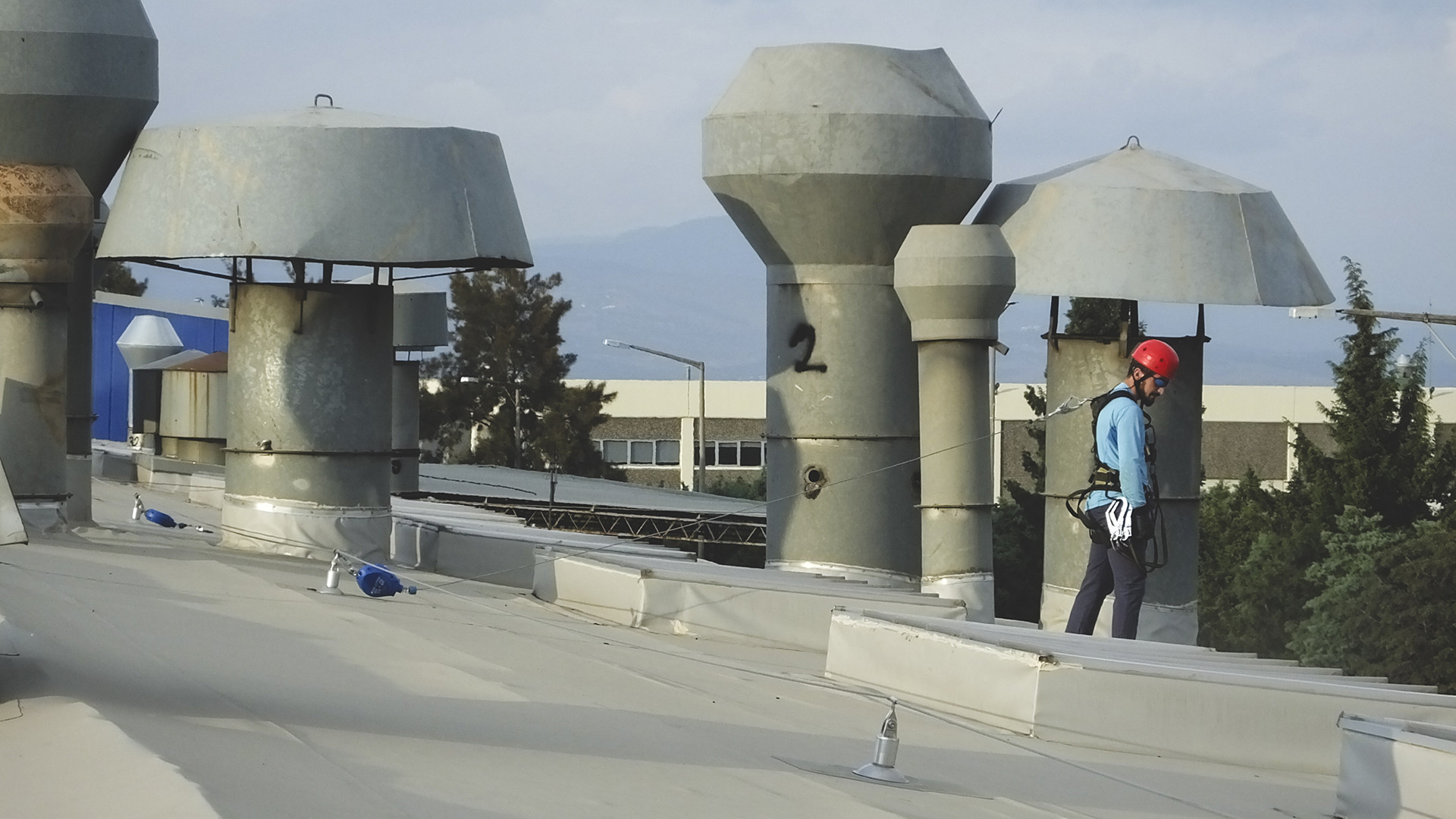 Cable lifeline on hot deck roof for a plastic factory