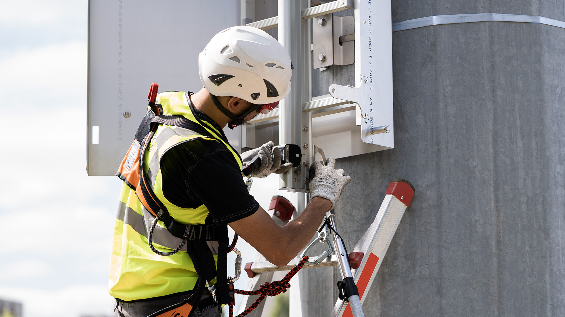 Maintenance of 50m high electric masts