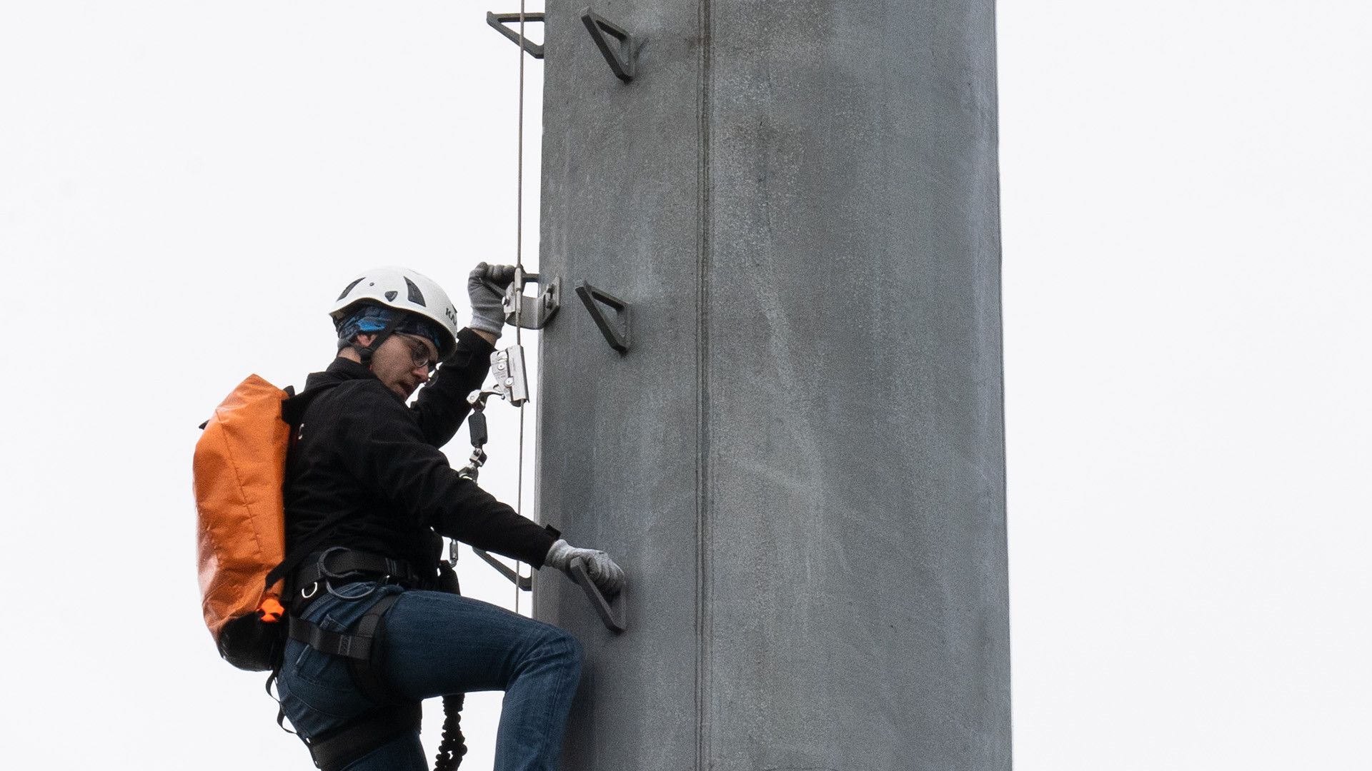 Verticale levenslijn voor toegang op telecommasten