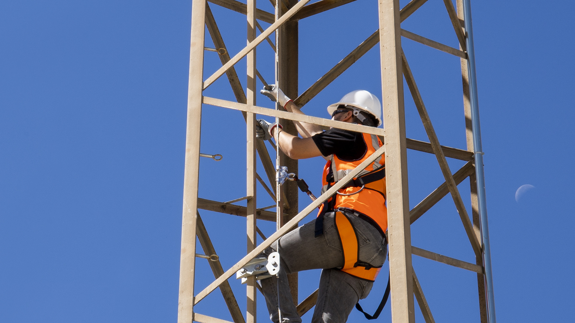 Vertical lifeline on weather tower