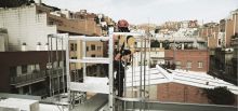 Installing a vertical lifeline on a housing building in Barcelona - Barcelona, Spain